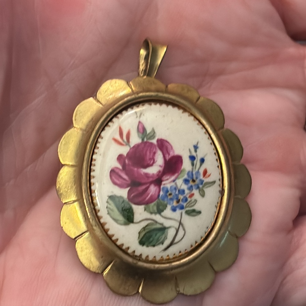 Pretty vintage gold tone floral pin or pendant!!